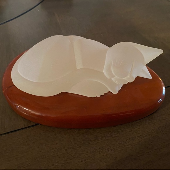 Sleeping Cat Figure in Resin on Wooden base Signed - Picture 2 of 6